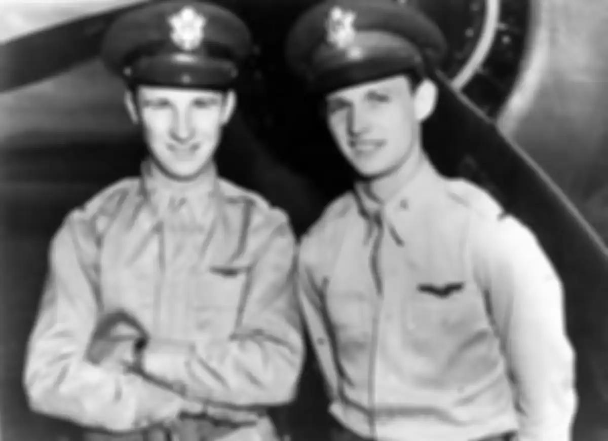 Pilot George Welch dan Kenneth Taylor yang melawan Jepang saat serangan Pearl Harbor.