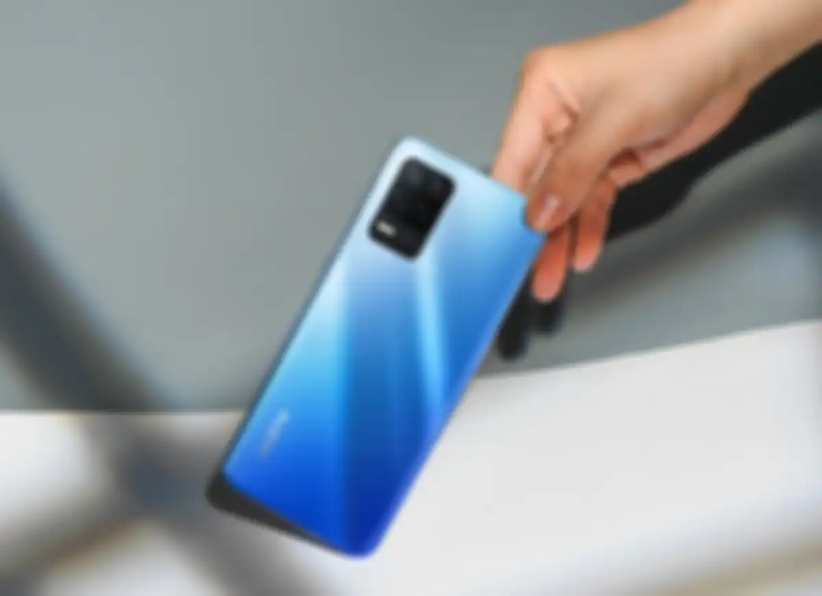realme 8 5G warna biru dengan desain quad camera