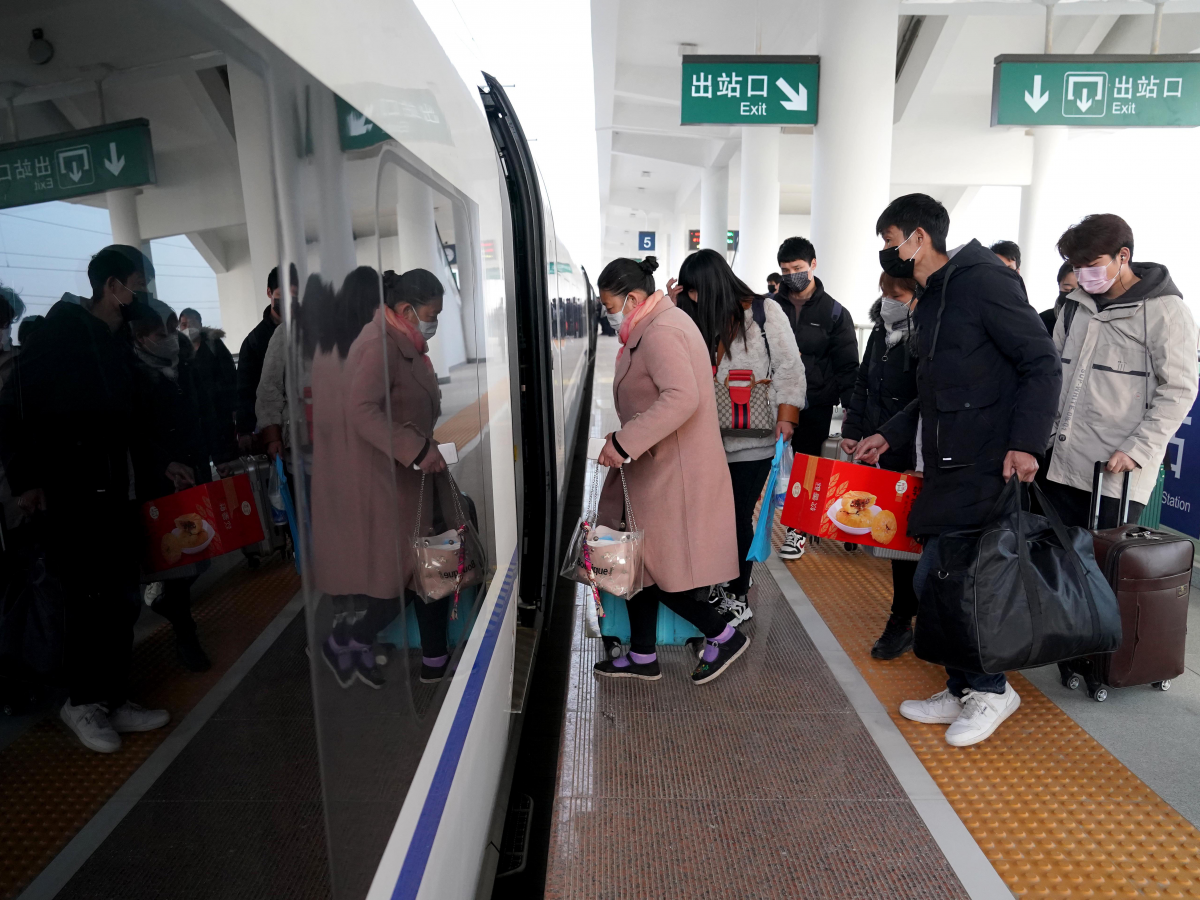 Para pekerja naik kereta yang telah disediakan