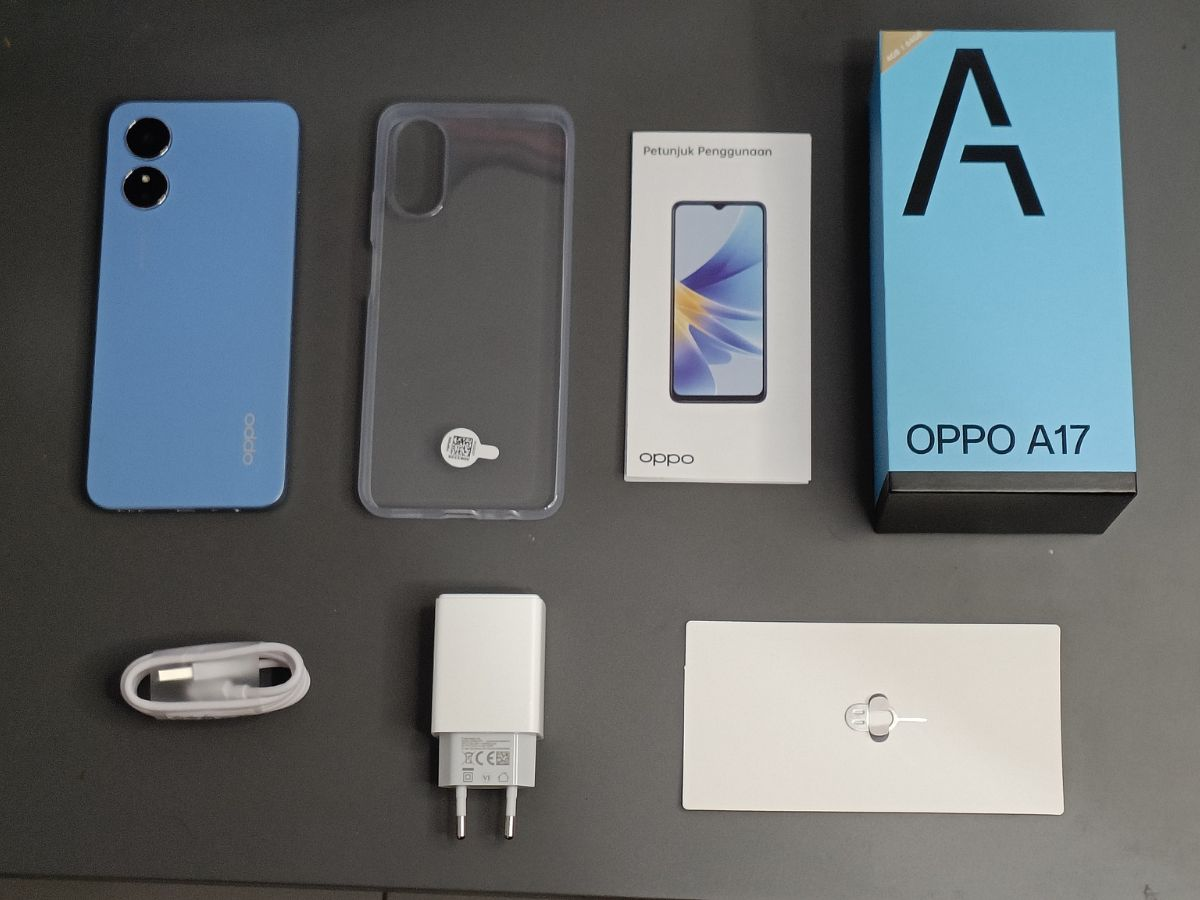 Isi dari kotak OPPO A17 uang berisi 1 unit HP, casing, kertas manual, kabel USB-A to Micro USB, charger 10W, dan sim card ejector