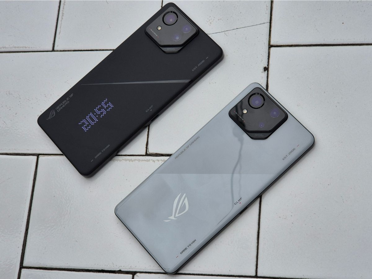 ROG Phone 8 Pro (kiri), ROG Phone 8 (kanan)