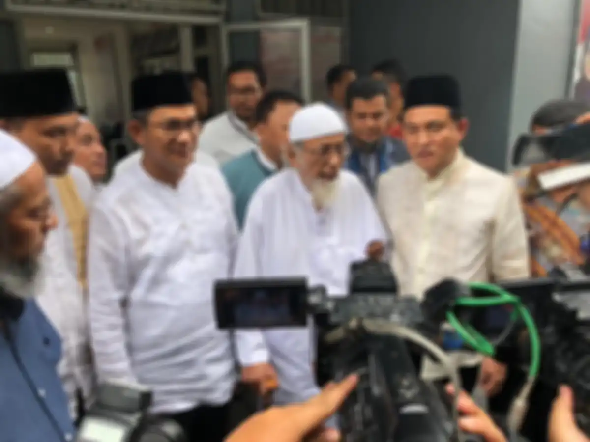 Yusril Ihza Mahendra saat mengungjungi Ustaz Abu Bakar Baasyir di LP Gunungsindur, Kabupaten Bogor, 