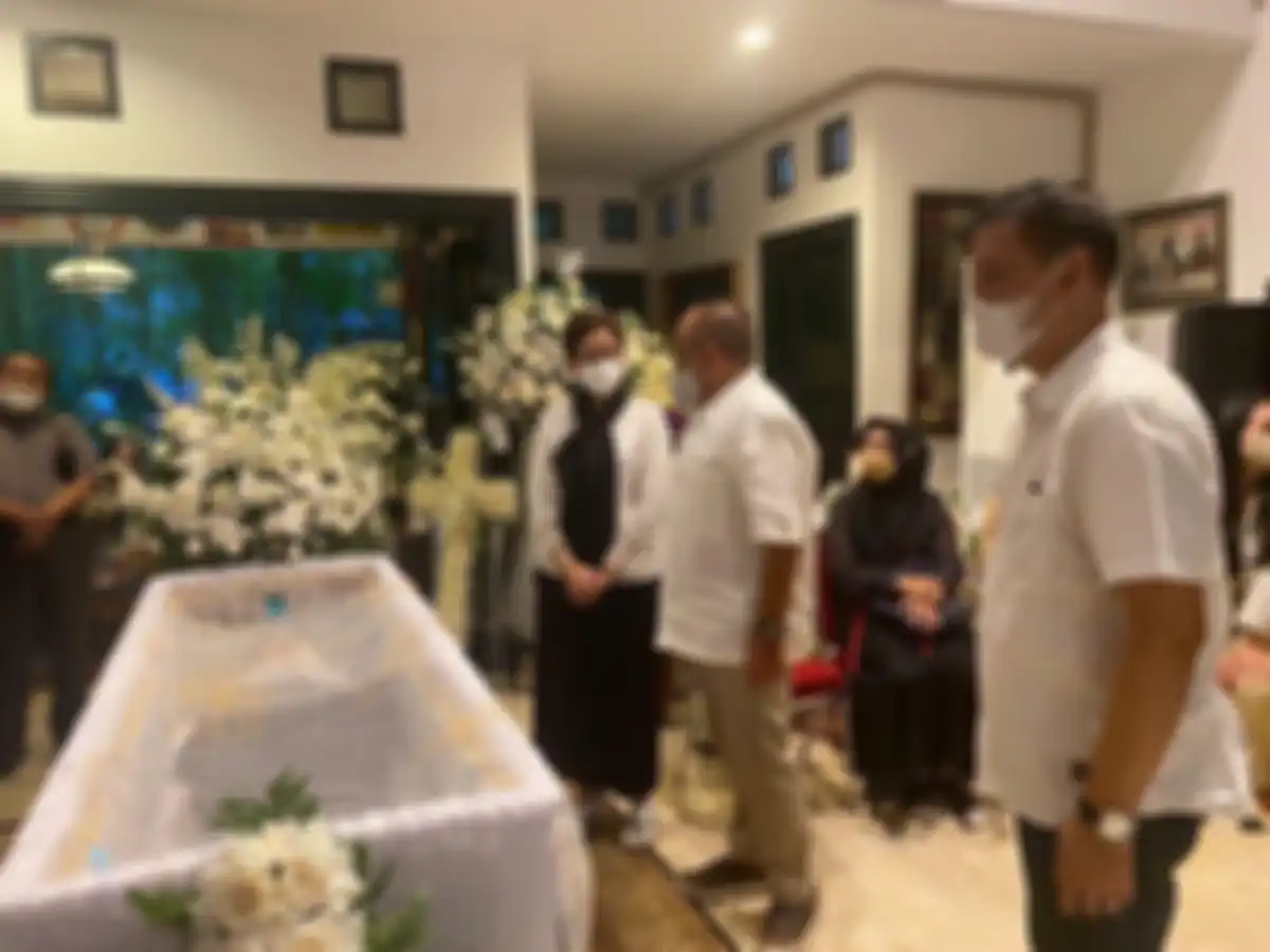 Mertua Nia Ramadhani, Aburizal Bakrie melayat putri Nurul Arifin. Cita-cita Maura Magnalia membuat syok sahabat ayahnya.