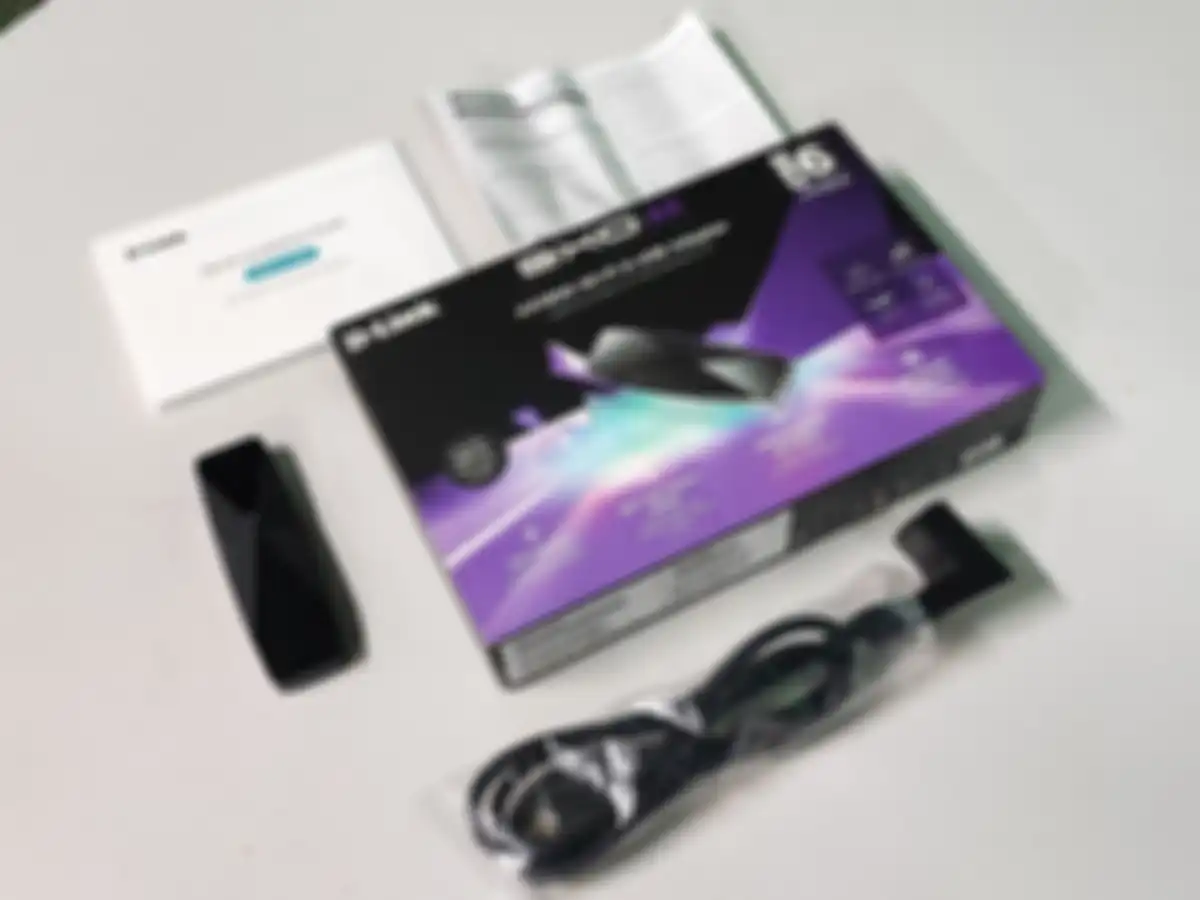 isi dari kotak kemasan D-Link USB Adaptor Wi-Fi 6 AX-1800 ada buku manual, garansi, satu unit adaptor, dan kabel ekstensi serta dock
