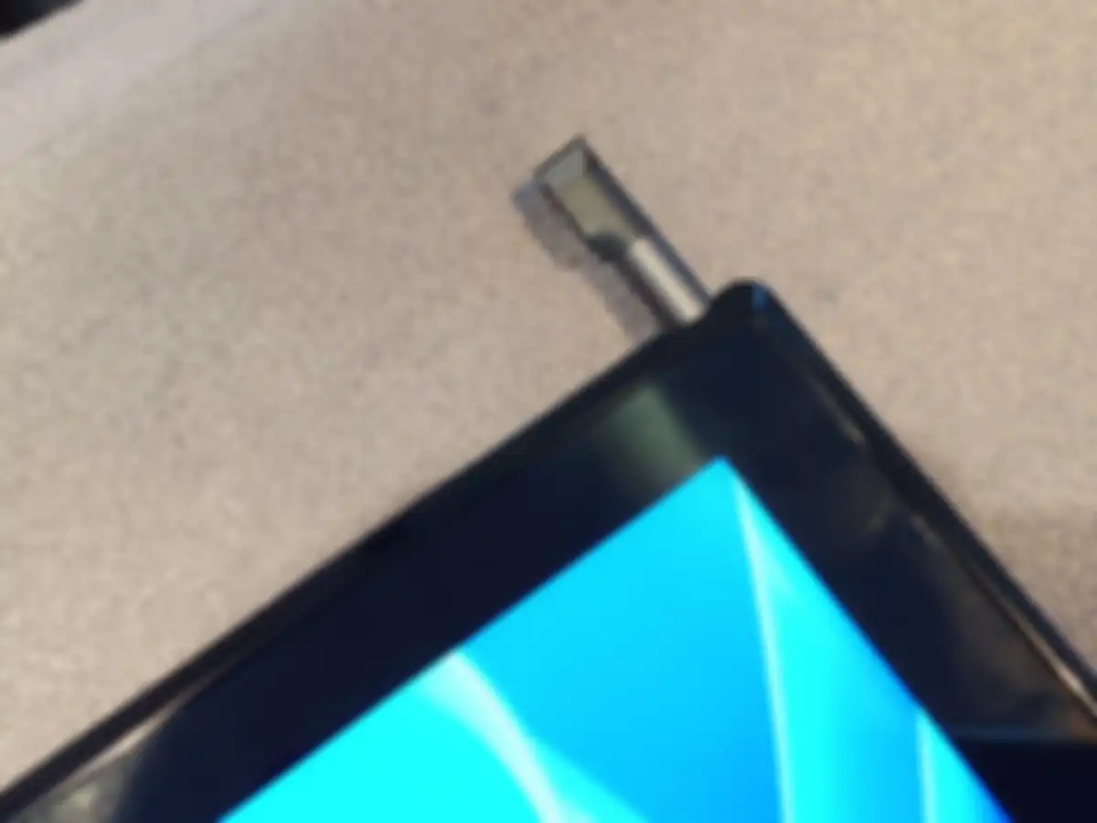 Stylus yang tersimpan dalam kompartemen khusus di ASUS Expertbook B3000