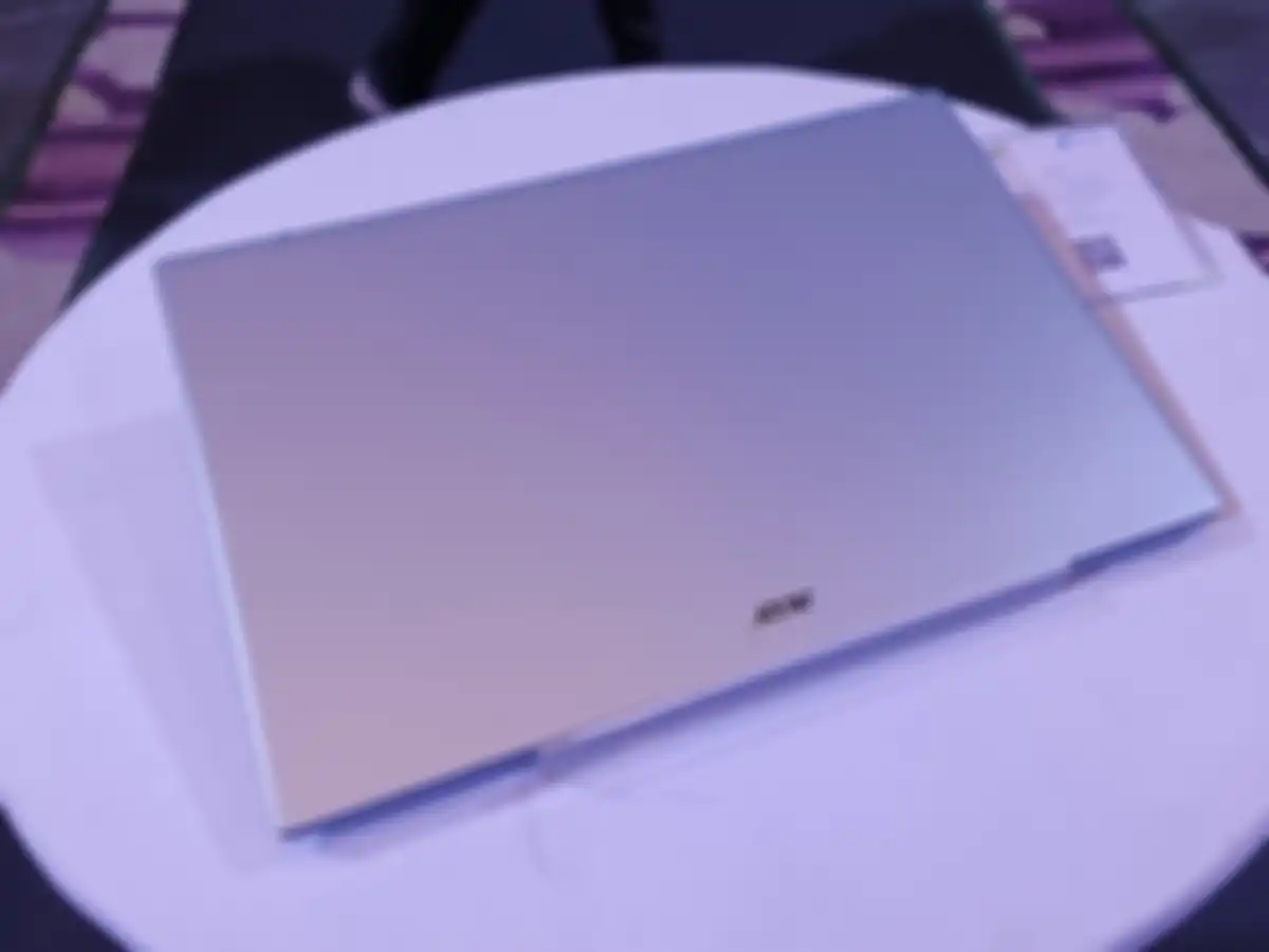 Acer Swift Edge menggunakan finishing ala metal yang membuatnya terasa mewah