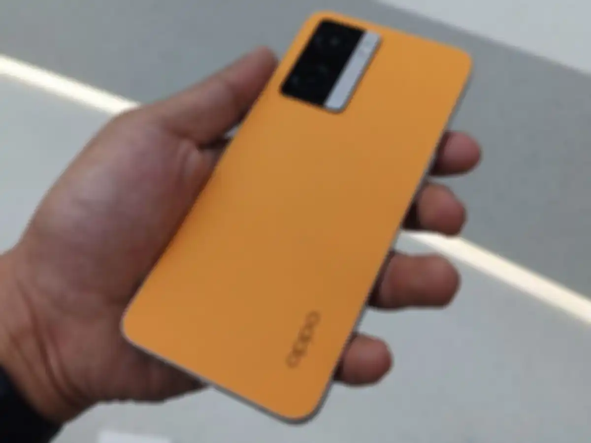 OPPO A77s varian sunset orange menggunakan lapisan fiberglass leather yang terasa seperti kulit 