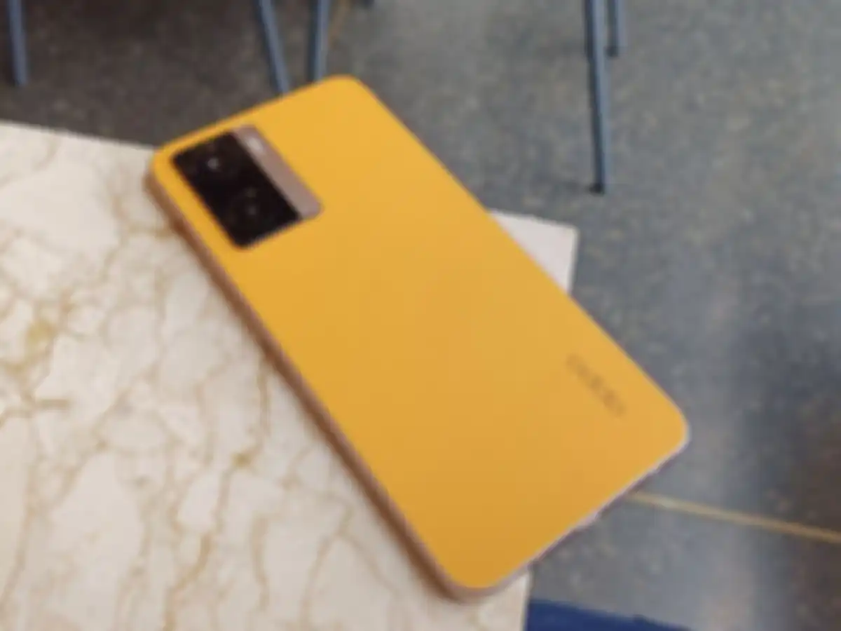 OPPO A77s varian warna sunset orange yang memiliki sentuhan Fiber Glass Leather di bagian belakangnya