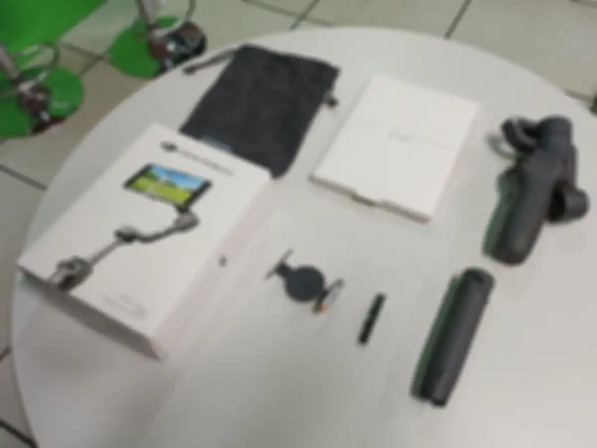 Isi kotak pembelian DJI Osmo Mobile 6