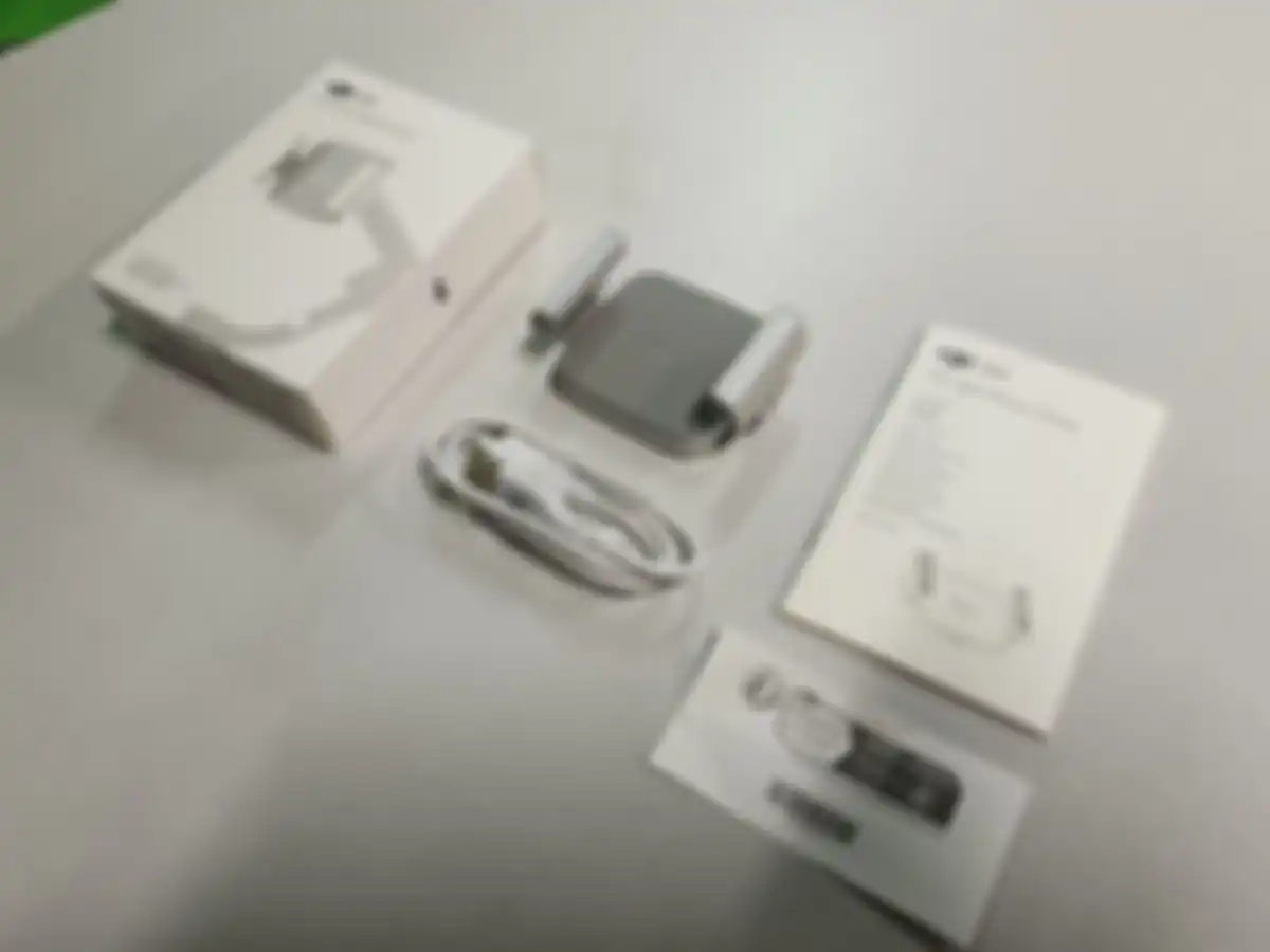 Holder tambahan DJI Osmo Mobile 6 yang dilengkapi dengan lampu LED