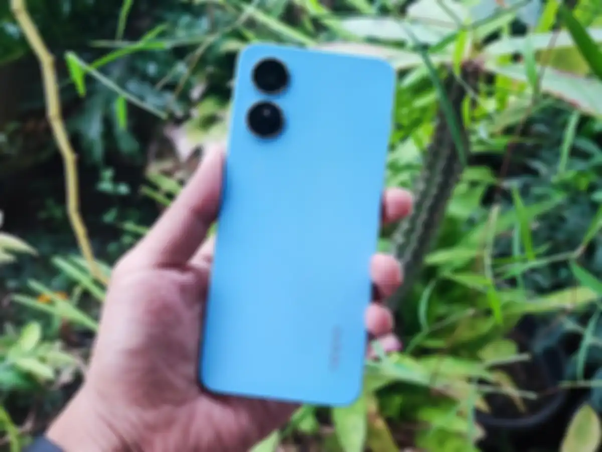 Panel belakang OPPO A17 yang menggunakan desain ala kulit dan penempatan kamera seperti HP premium