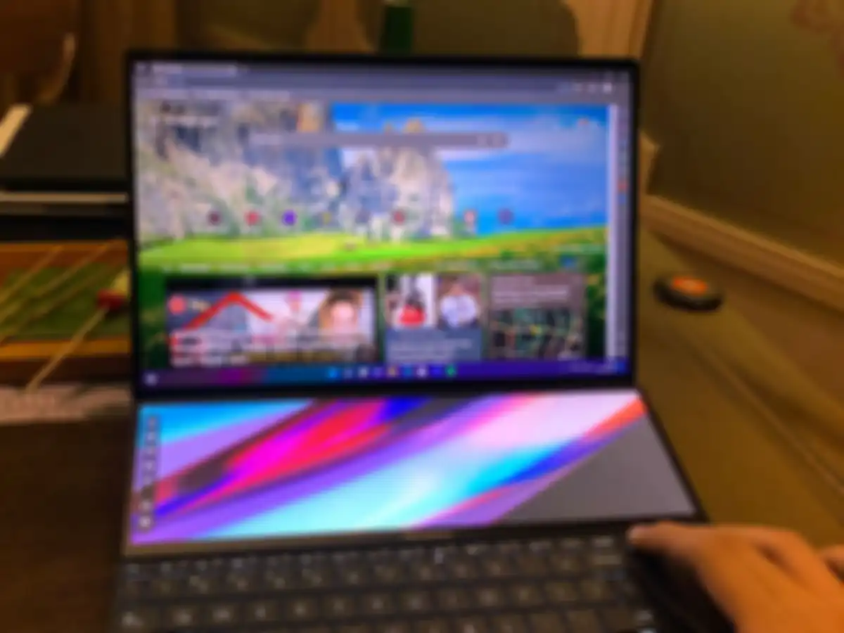 ASUS Zenbok 14 Pro Duo memiliki layar 14.5 inch sebagai layar utama dan layar 12.7 inch sebagai layar kedua