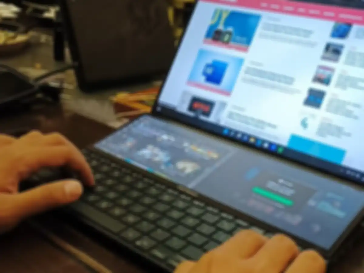 Skenario pemakaian dua layar di ASUS Zenbook 14 Pro Duo