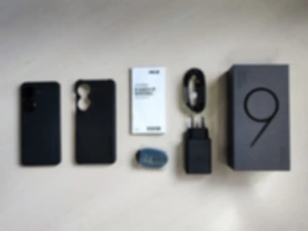 Isi dari kotak pembelian ASUS Zenfone 9 yaitu 1 unit HP, Casing, kertas panduan, headset/earphone, kabel USB-C to C, dan Adaptor 30W.