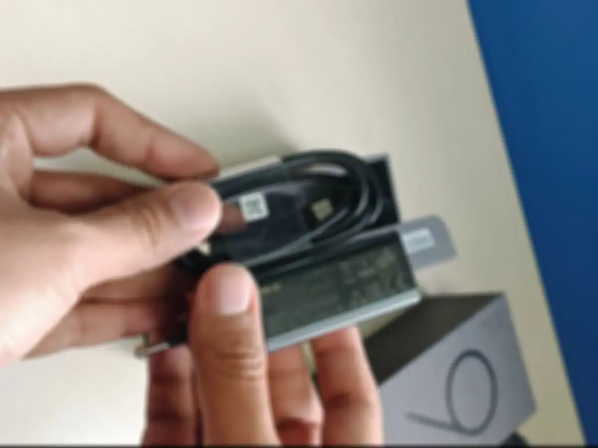 Charger 30W dan Kabel USB-C to C yang disediakan dalam kotak pembelian ASUS Zenfone 9