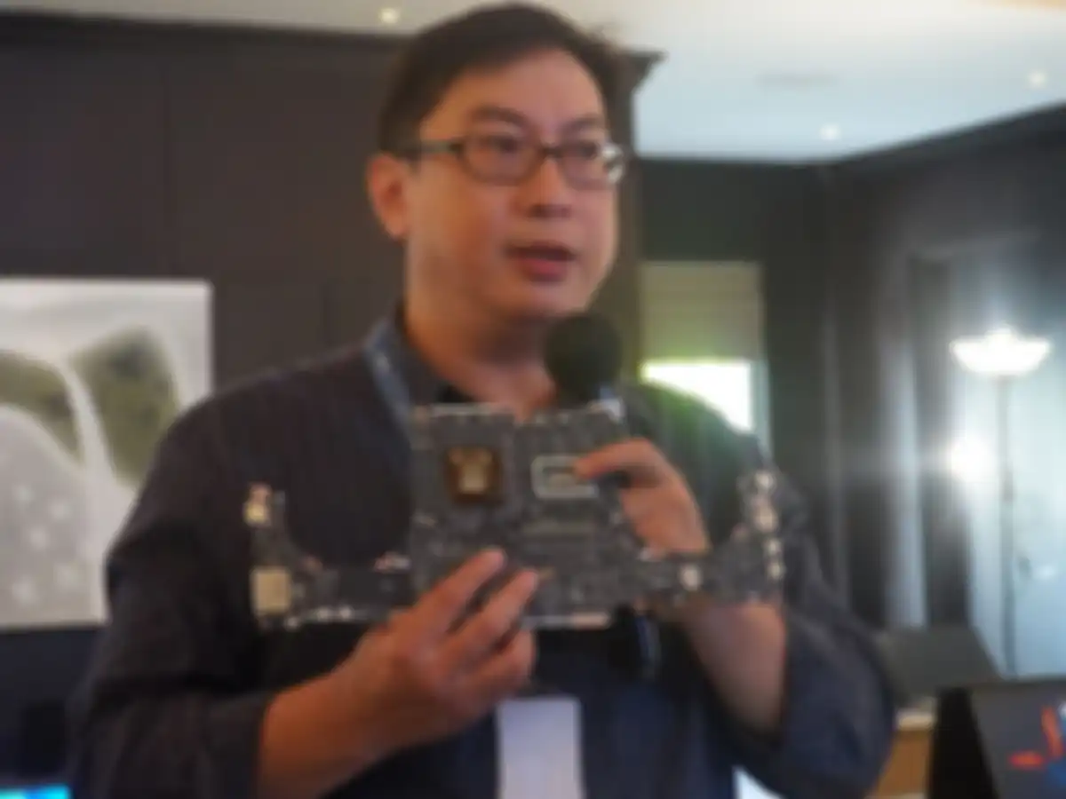 Andrew Chan, Technical PR Manager ASUS Asia Pasifik memegang dan menjelasakan tentang motherboard dengan teknologi ASUS SoM kepada awak media