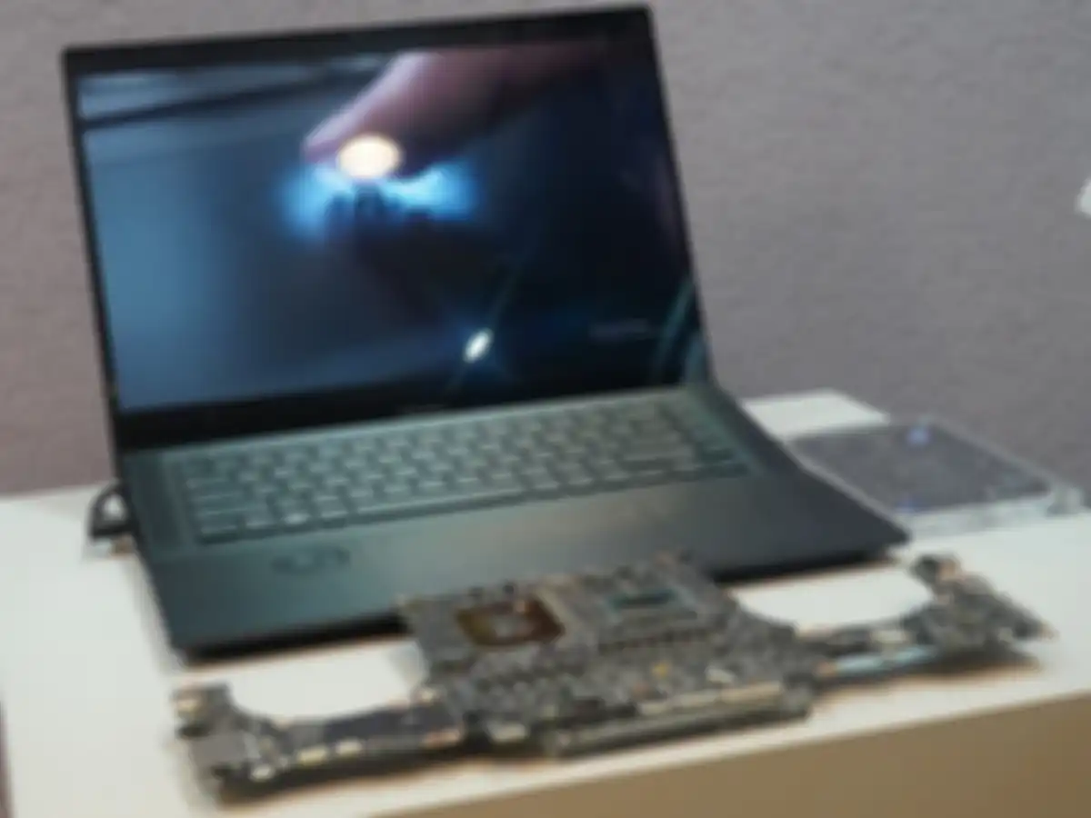 ASUS Zenbook 16X OLED dengan motherboardnya yang sudah menggunakan teknologi SoM