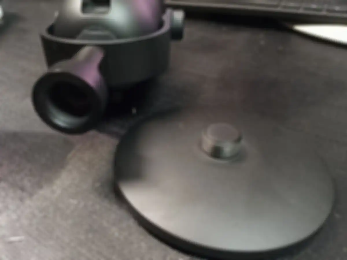 Desain plat dan lubang baut 3/4 yang digunakan di Razer Seiren V2 Pro