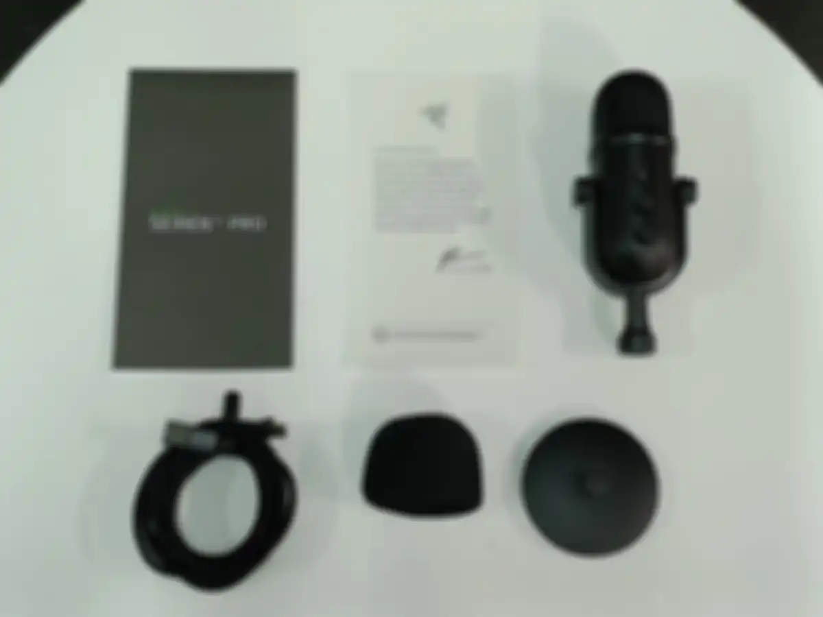 Isi kotak pembelian Razer Seiren V2 Pro