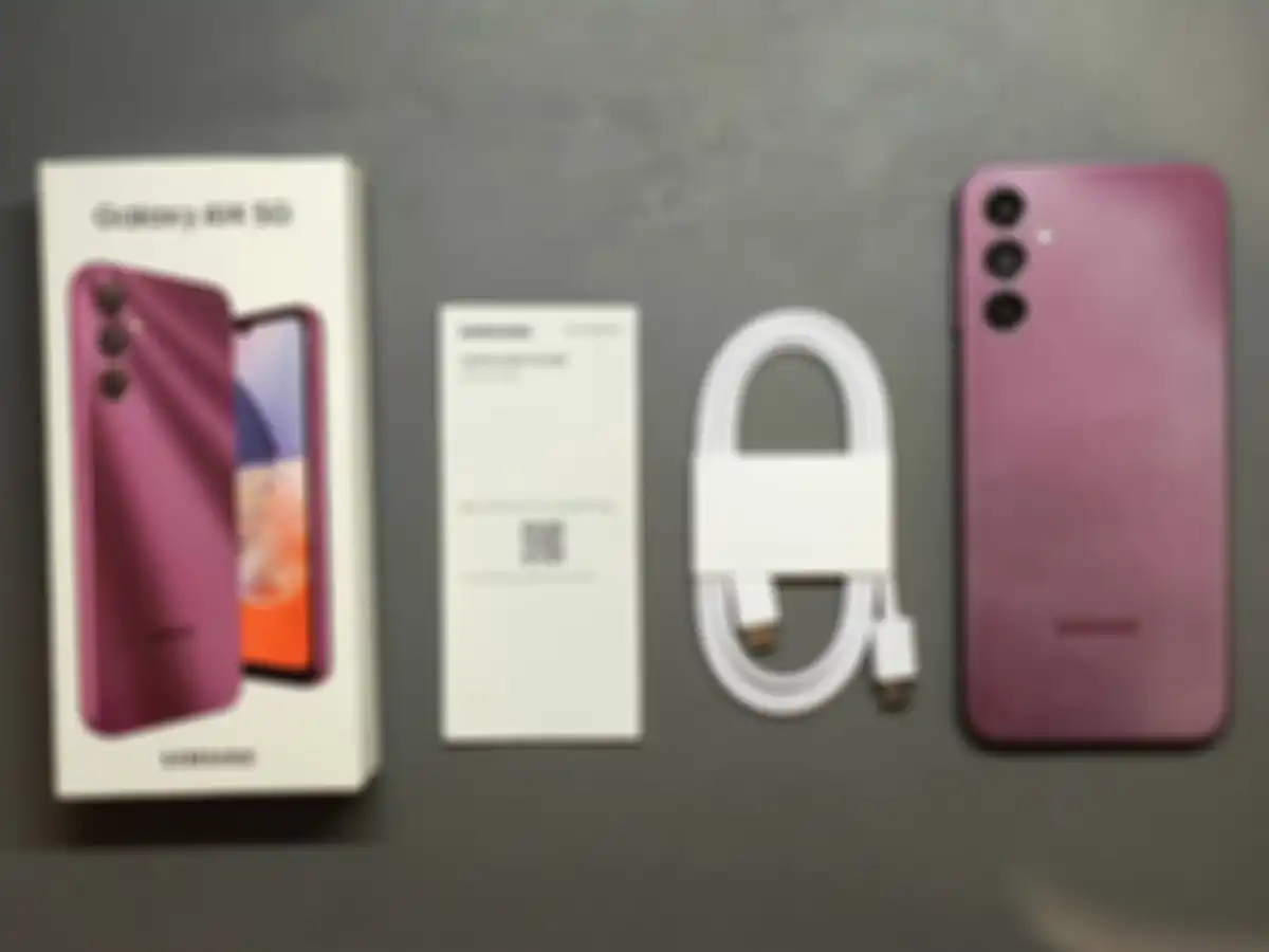 Isi kotak dari Samsung Galaxy A14 5G, minus charger 15W yang kabarnya akan diberikan secara terpisah