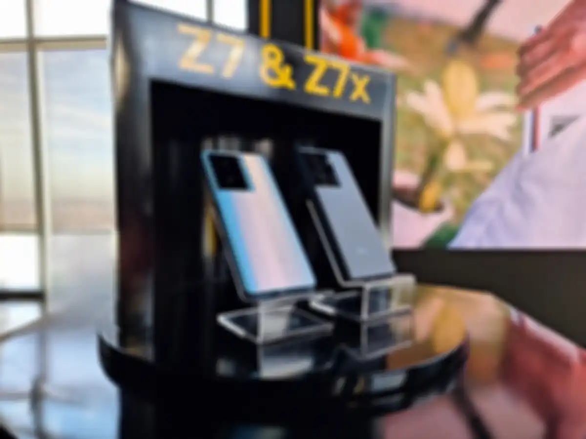 IQOO Indonesia resmi memperkenalkan 2 HP kelas mid range terbaru, Z7 5G (kiri) dan Z7x 5G (kanan)