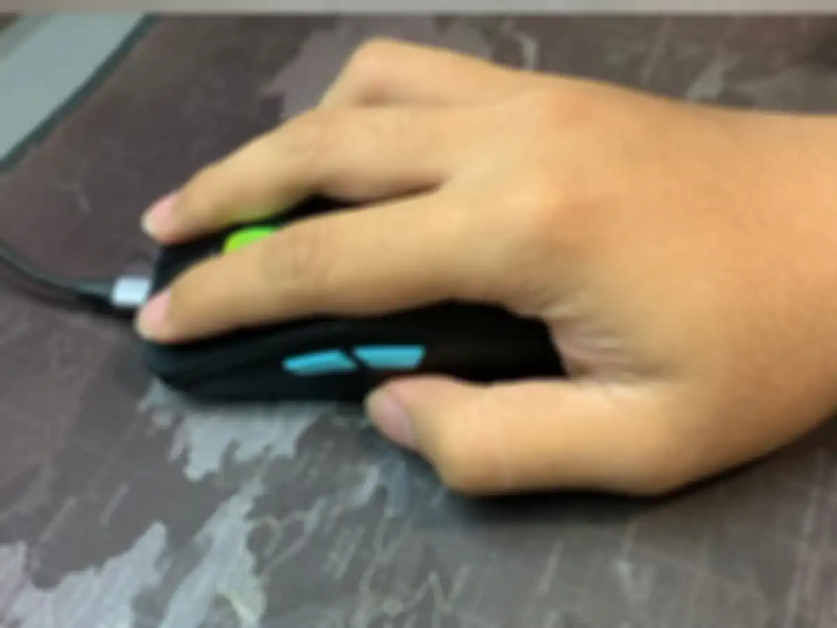 Ukuran mouse ROG Harpe Ace Aim Lab Pada tangan kami