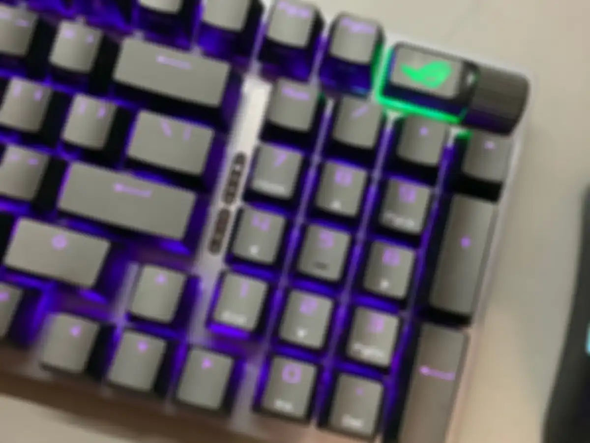 Letak lampu indikator di ASUS ROG Strix Cope II 96
