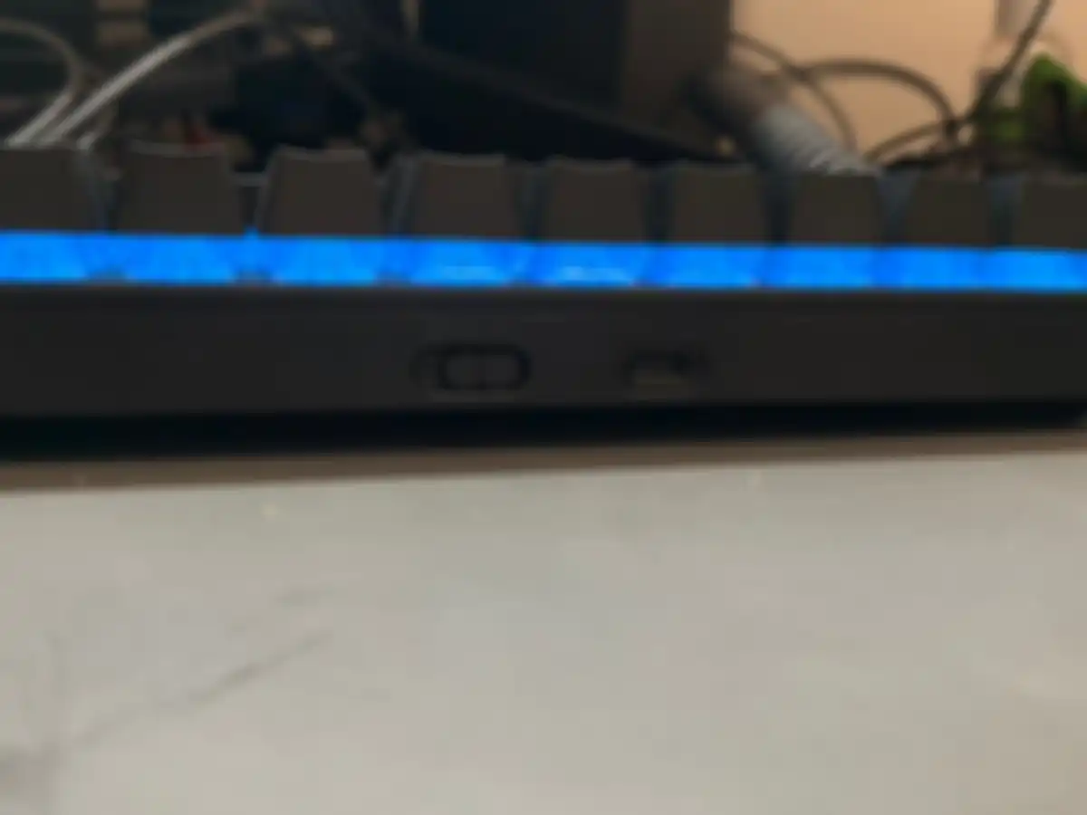 Port USB-C dan switch untuk berpindah antar mode