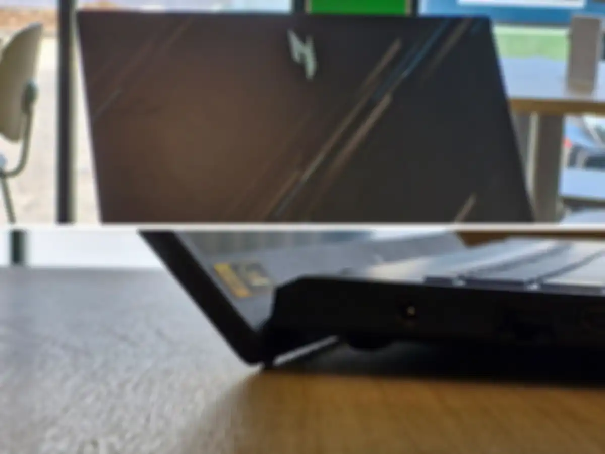 Desain panel belakang dan hinge dari Acer Nitro V 15
