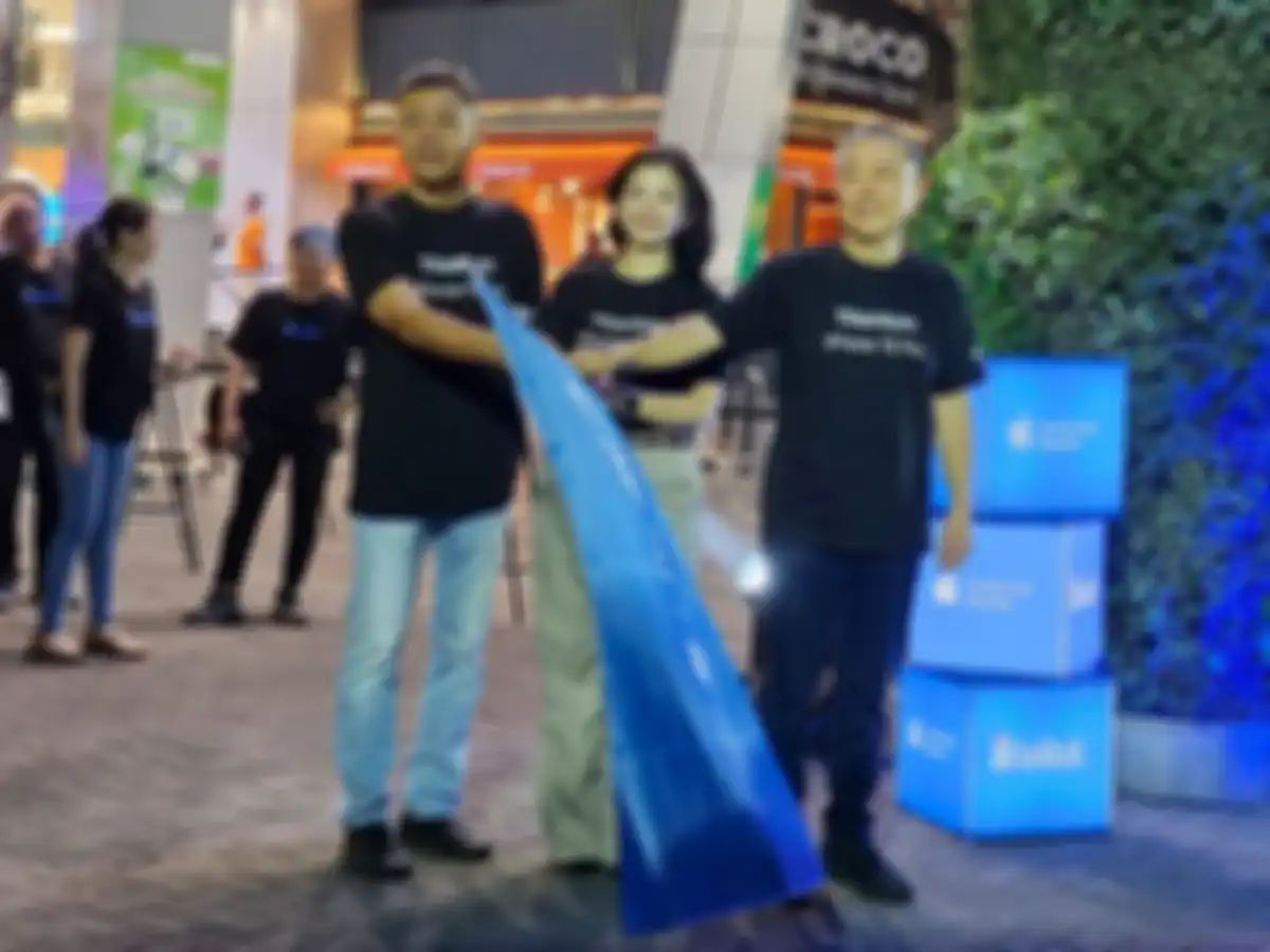 suasana peluncuran midnight delivery iphone 15