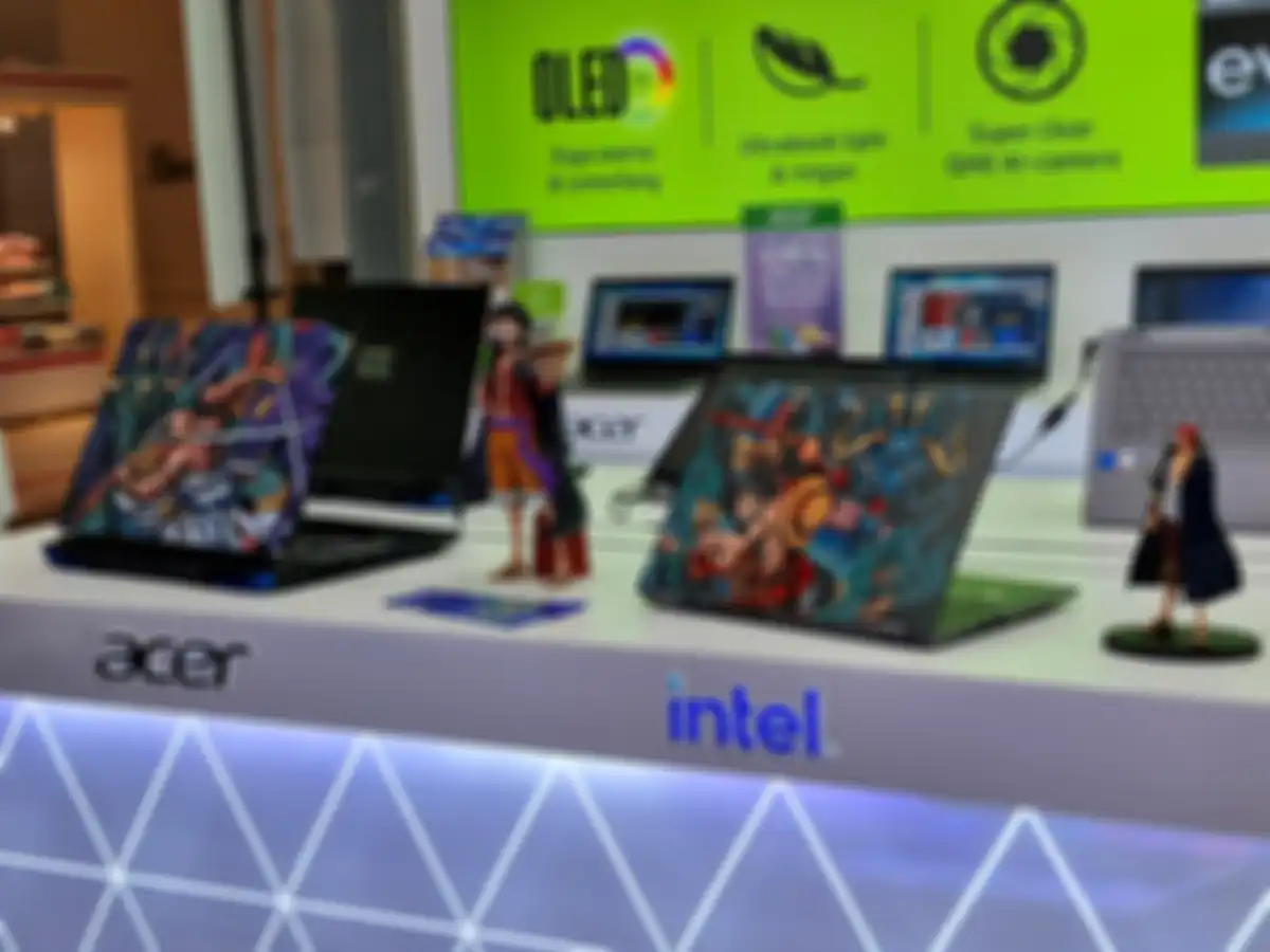 Acer Predator Helios Neo 16 (PHN16-71) dengan tema Zoro dan Acer Aspire 5 Spin (A5SP14-51MTN) dengan desain Luffy