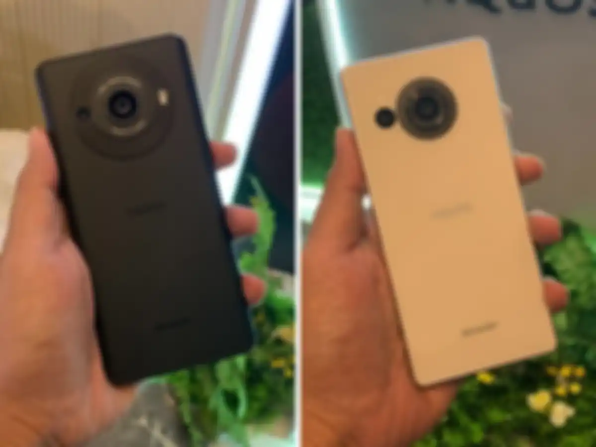 Sharp Aquos R8s Pro (kiri) & R8s (kanan)