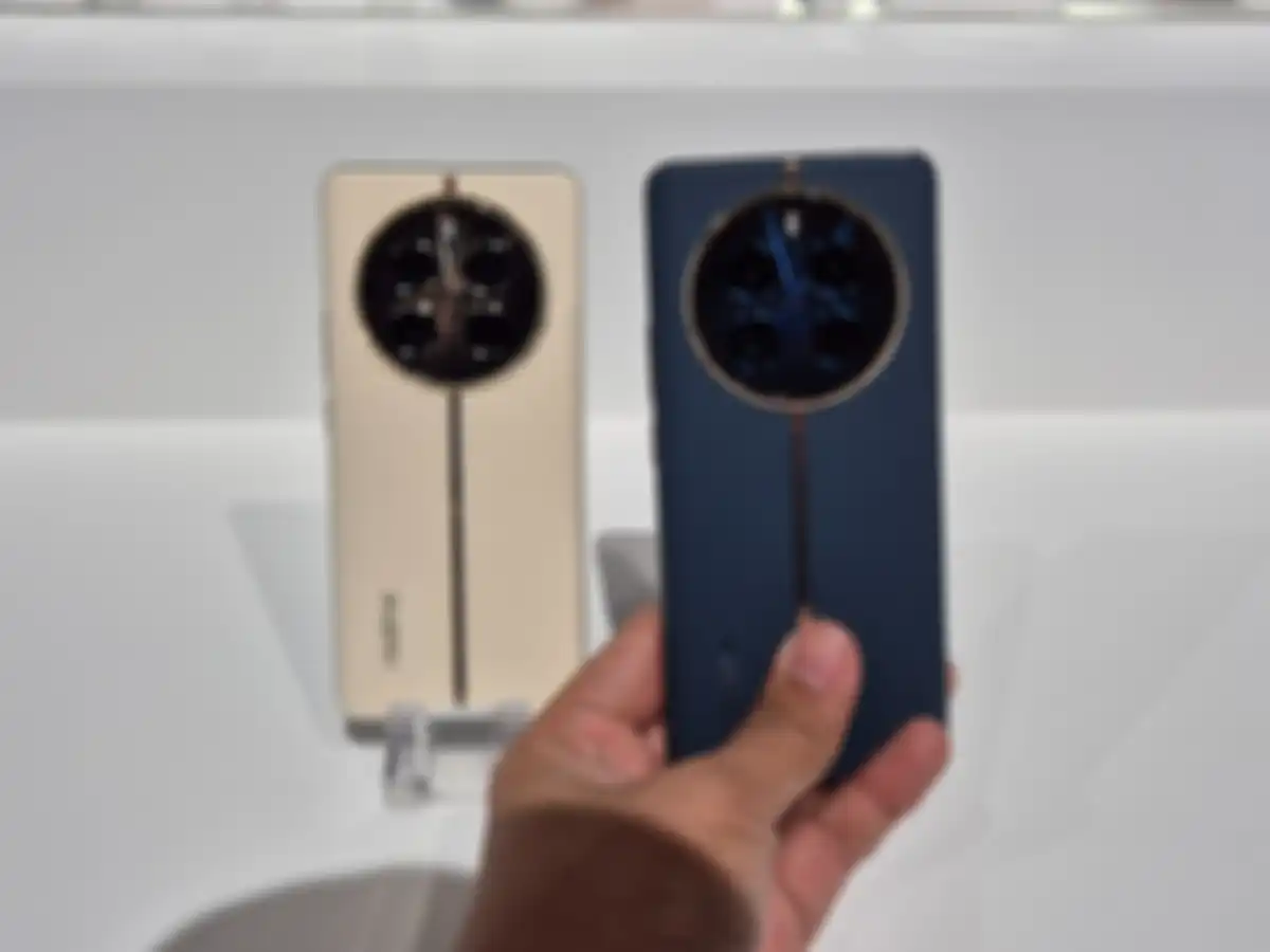 Realme 12 Pro+ 5G hadir dalam 2 varian warna, beige dan biru