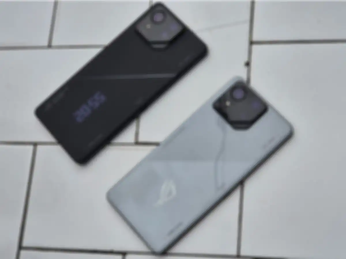 ROG Phone 8 Pro (kiri), ROG Phone 8 (kanan)