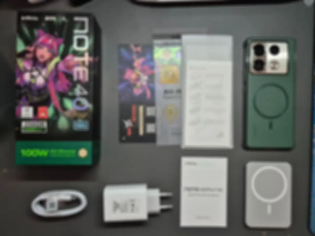 isi kotak dari Infinix Note 40 Pro+ 5G