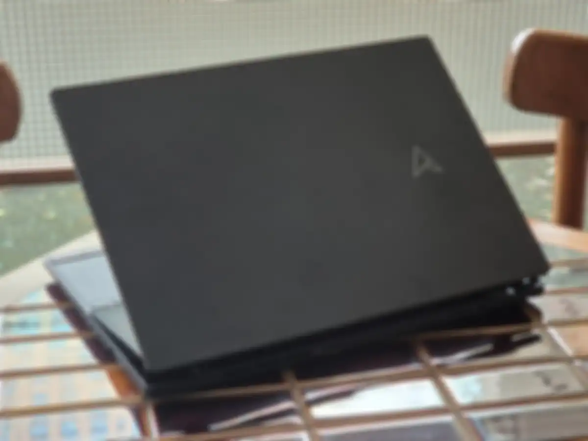 Panel belakang ASUS ZenBook 14 Pro Duo OLED UX8402