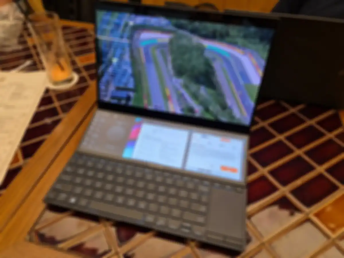 ASUS ZenBook 14 Pro Duo OLED UX8402 menggunakan 2 layar 