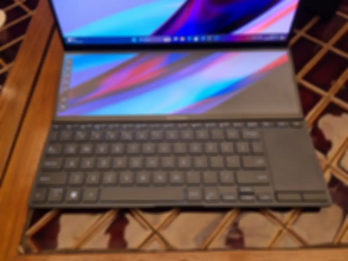 Untuk mengakomodasi 2 layar Dari ASUS ZenBook 14 Pro Duo OLED UX8402, ASUS membuat desain keyboard Dan touchpad yang unik