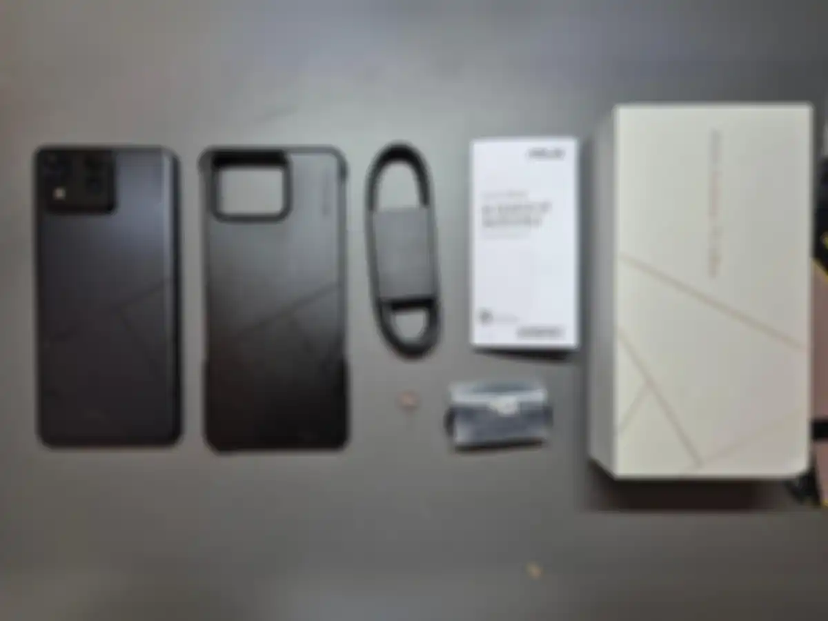 Isi dari kotak pembelian ASUS Zenfone 11 Ultra
