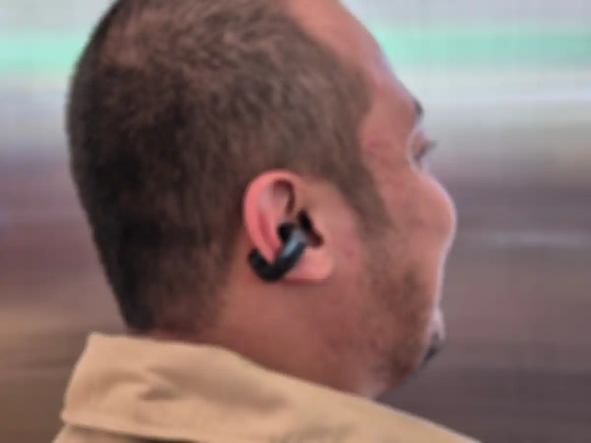 Dengan bentuk yang menjepit telinga, Bose Ultra Open Earbuds