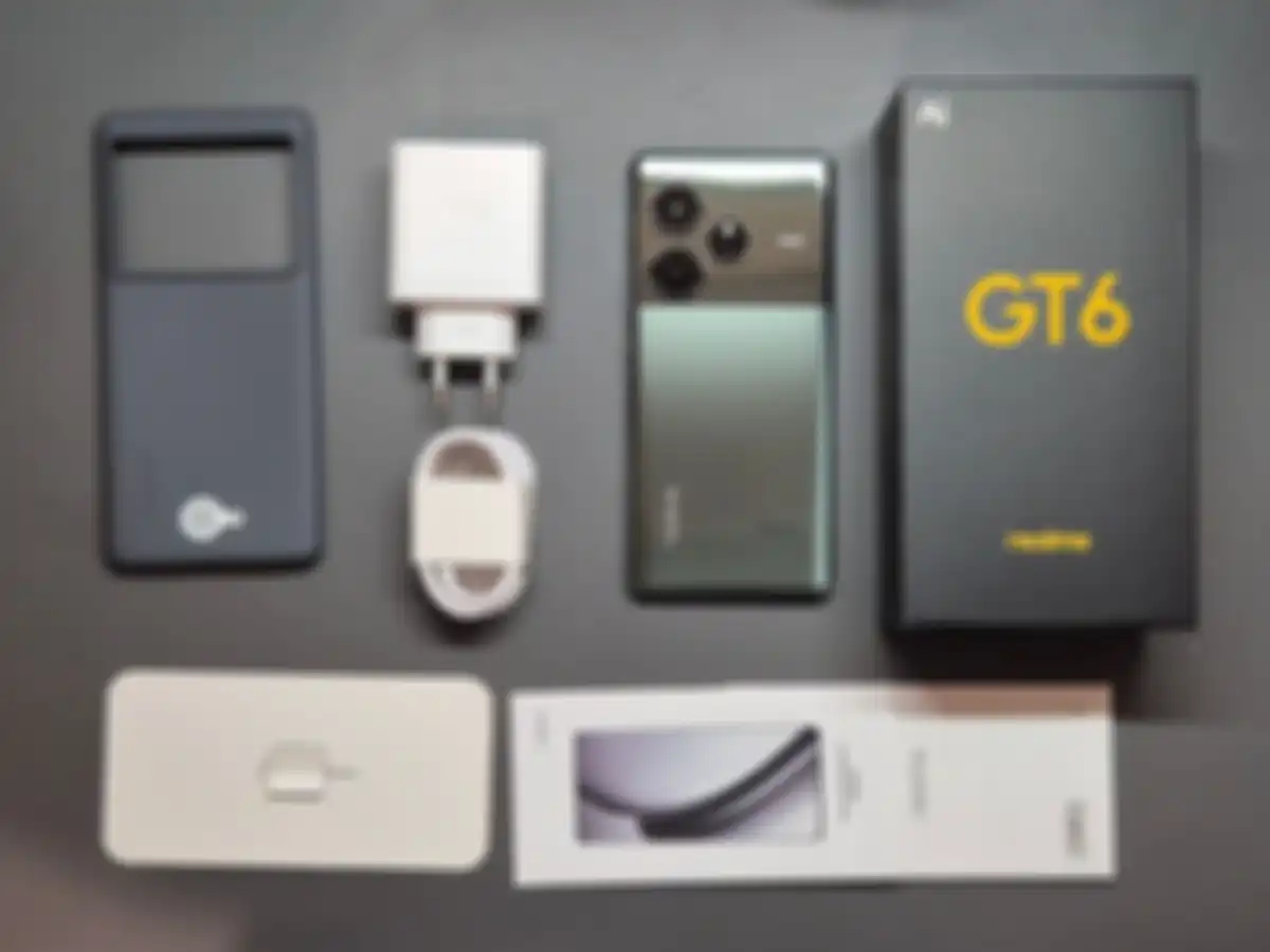 isi dari kotak kemasan realme GT6