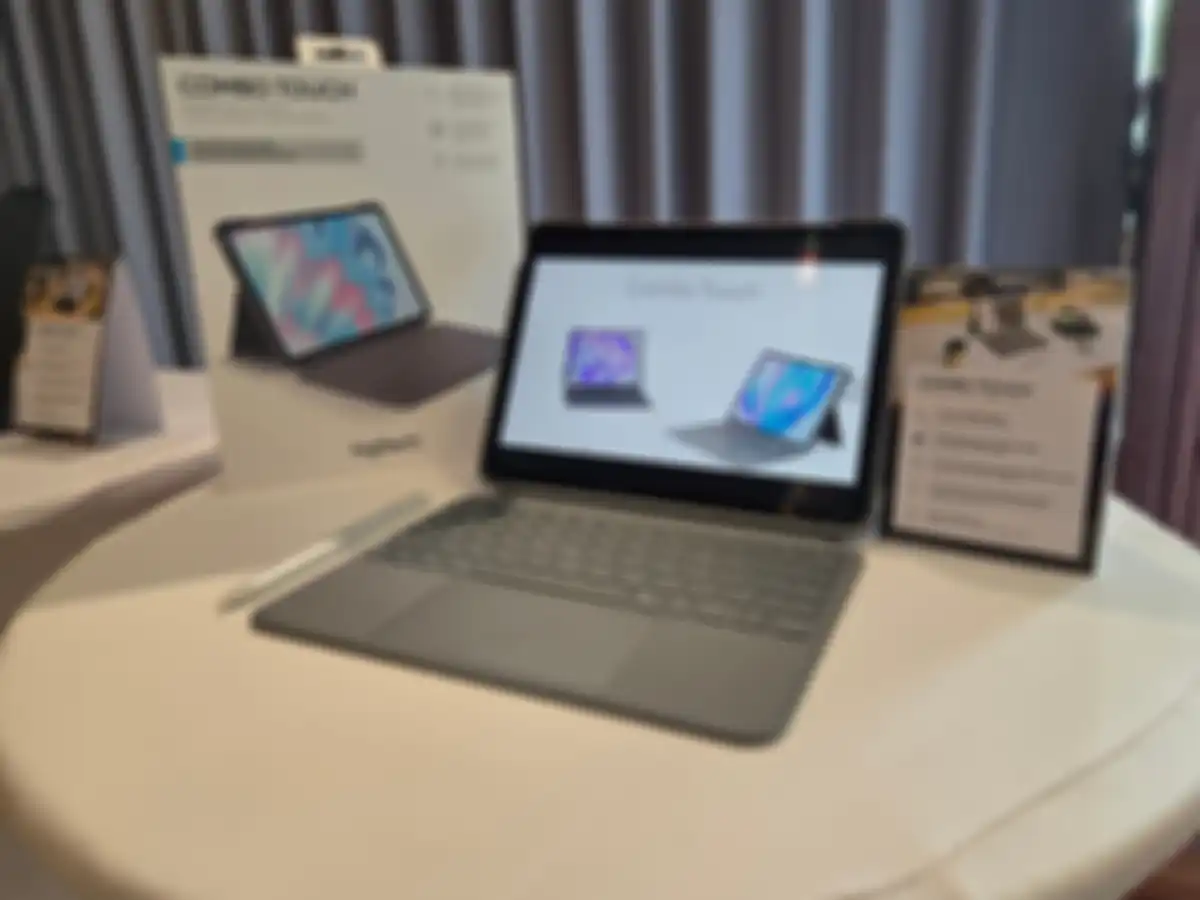 Logitech Combo Touch untuk iPad Air M2