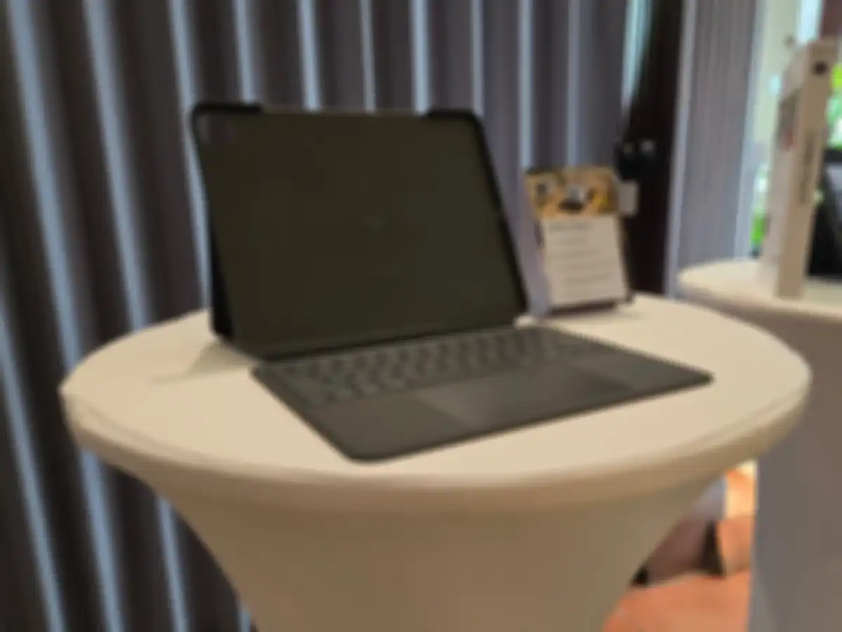 Logitech Combo Touch untuk iPad Pro M4