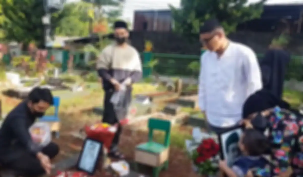 Gala Sky mencium foto mendiang Bibi Ardiansyah