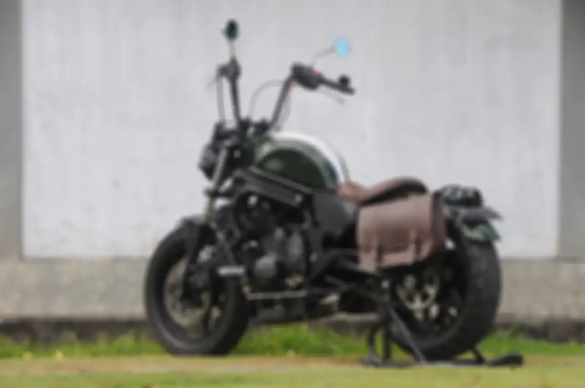 Kawasaki ER-6n kena modifikasi bergaya chopper bobber.