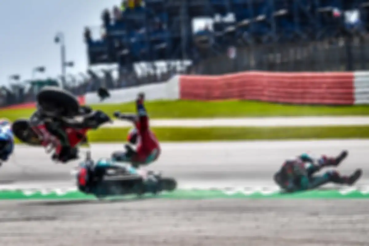 Insiden crash Fabio Quartararo dengan Andrea Dovizioso di sirkuit Silverstone pada MotoGP Inggris 2019.