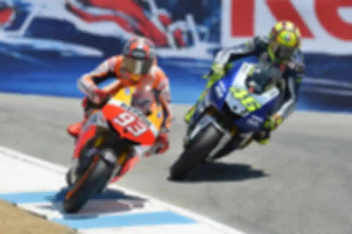 Momen sengit antara Marc Marquez dan Valentino Rossi di MotoGP Laguna Seca 2013.