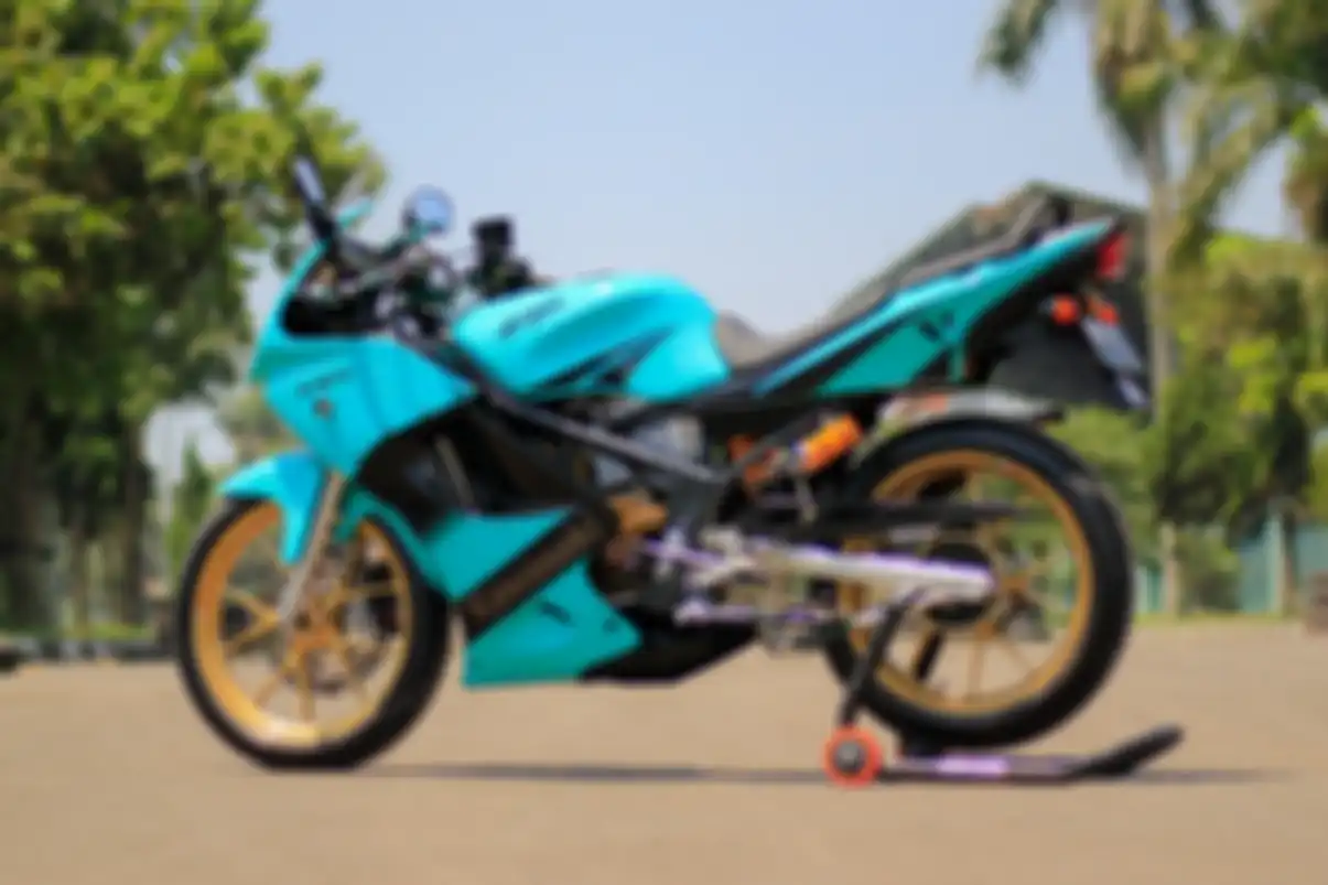 Modifikasi Kawasaki Ninja 150 RR dengan tema GP125