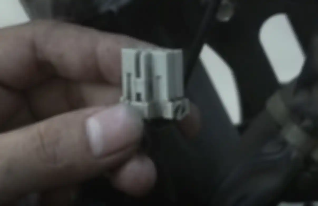 Terakhir pasangkan soket dari kabel body rumah keyless