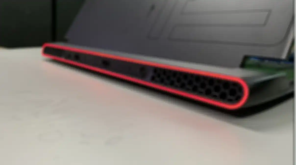 Lampu RGB pada bagian belakang Dell Alienware M15 R5